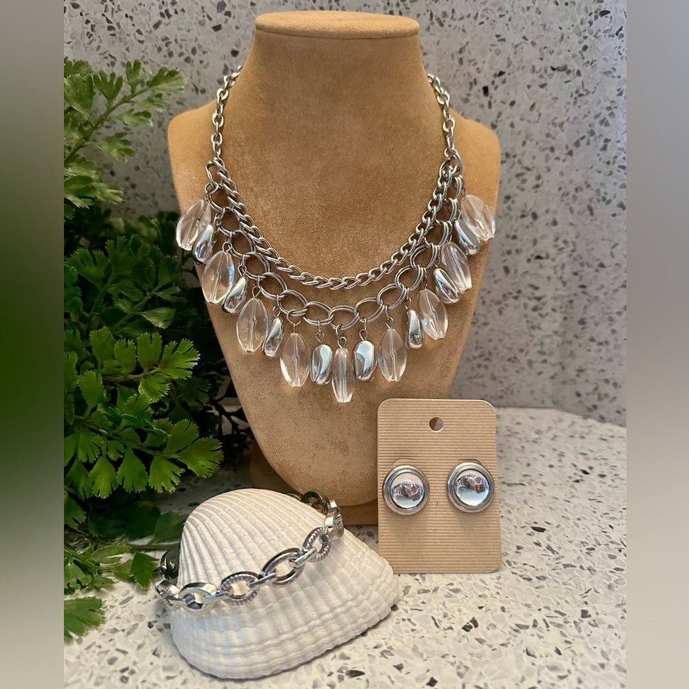 Clear acrylic bead and silver tone jewelry set